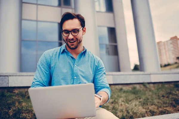 Chico Hipster Alegre Pasar Tiempo Con Ordenador Portátil Aire Libre — Foto de Stock