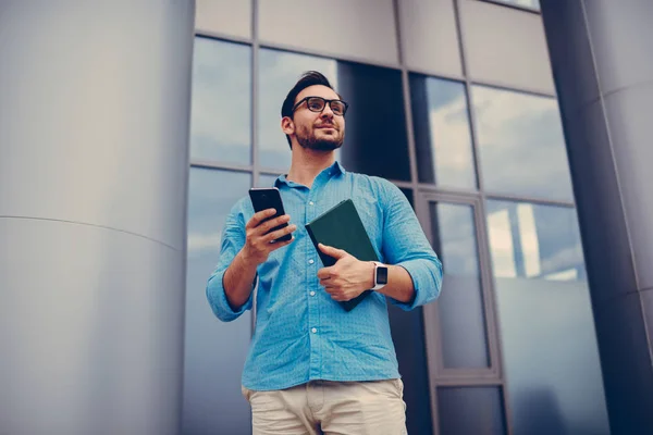 Όμορφος Αρσενικό Επιχειρηματίας Στέλνοντας Sms Στο Smartphone Ενώ Στέκεται Στο — Φωτογραφία Αρχείου