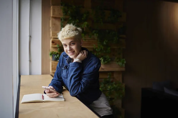 Portret Van Aantrekkelijke Trendy Gekleed Hipster Meisje Rusten Coffeeshop Foto — Stockfoto