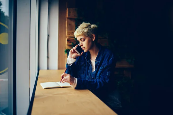 Nadenkend Trendy Gekleed Hipster Meisje Praten Telefoon Met Vriend Bespreken — Stockfoto