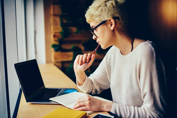 Giovane Studente Pensieroso Leggere Informazioni Dalla Pagina Web Facendo Ricerca — Foto Stock