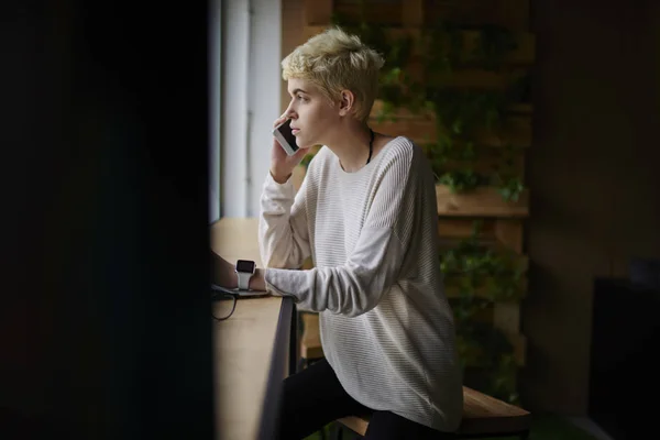 Ernstige Vrouwelijke Student Telefoon Gesprek Met Partner Terwijl Het Besteden — Stockfoto