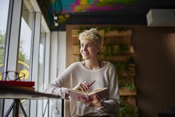 Uśmiechnięta Blondynka Creative Manager Planowania Projektu Myślenia Produktywność Pracy Siedząc — Zdjęcie stockowe
