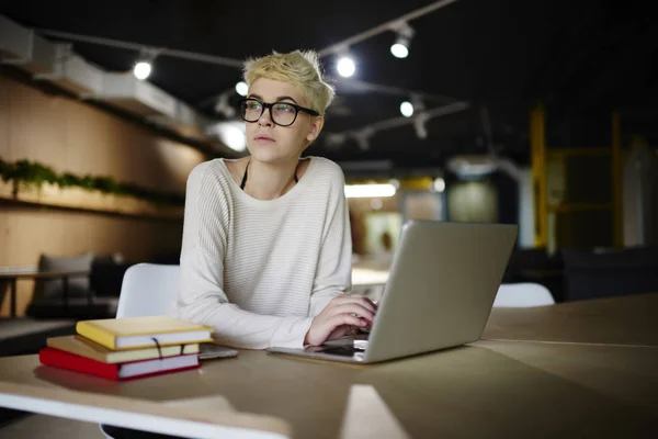 Slimme Vrouwelijke Student Huiswerk Taak Typen Laptop Tekst Van Samenstelling — Stockfoto