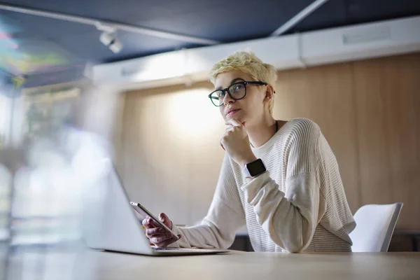 Pensive Hipster Girl Dans Des Lunettes Mode Envoyer Des Messages — Photo