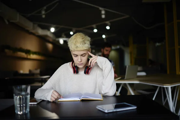 Nadenkend Vrouwelijke Student Vrije Tijd Besteden Aan Literatuur Genieten Van — Stockfoto