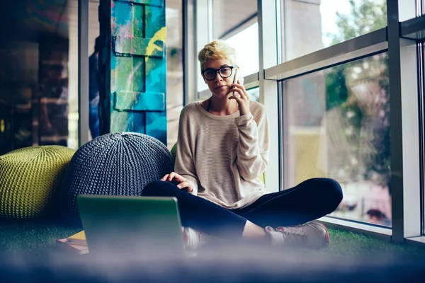 Portret Van Jonge Hipster Meisje Praten Mobiele Telefoon Tijdens Het — Stockfoto
