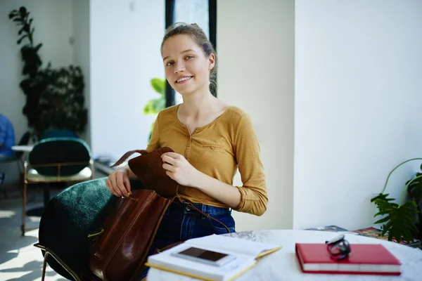 Portretul Fetei Hipster Zâmbitoare Care Ține Rucsacul Piele Pregătindu Pentru — Fotografie, imagine de stoc