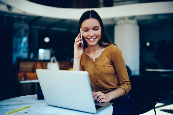 Smilende Hipster Jente Som Har Samtale Med Operatør Som Bekrefter – stockfoto