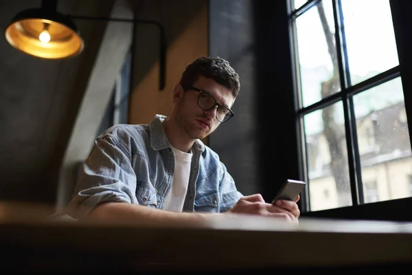 Portret Van Vertrouwen Hipster Kerel Optische Bril Camera Kijken Tijdens — Stockfoto