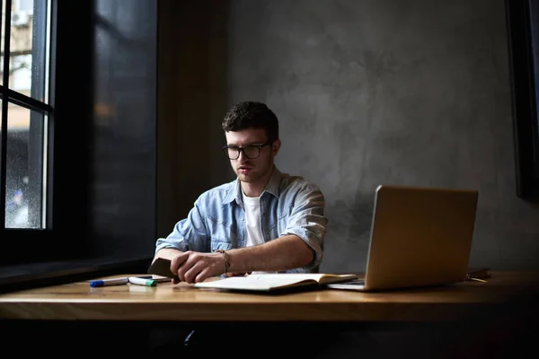 Professionell Designer Klädd Denim Skjorta Hålla Telefon Handen Medan Arbetar — Stockfoto