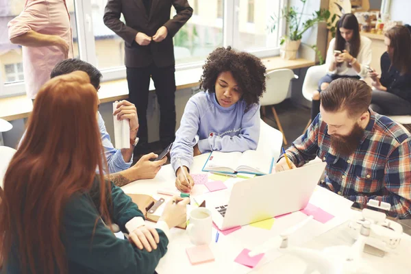 Düşünce ve görüşleri, Paylaşımı çalışma işlemi rüya takım yetenekli çalışanların ilginç tartışma sahip office toplantıda üzerinde beyin fırtınası sırasında işbirliği tasarımcıların profesyonel ekibi 