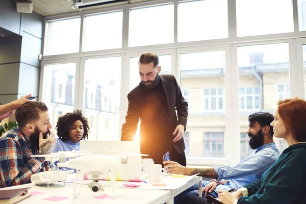 Başlangıç projesi, ciddi CEO'su toplantı üzerinde dijital aracının kullanımı hakkında konuşmak konferans teknolojisiyle tartışıldığı toplantı meslektaşları ile yapmaya çalışan ekip emin sakallı lider