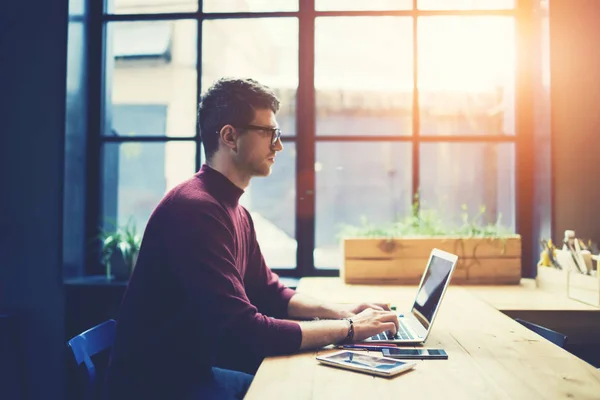 Nadenkend Geschoolde Student Bril Cursussen Typen Toetsenbord Van Digitale Laptop — Stockfoto