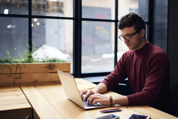 Bu yeni başlangıç proje alanı coworking oturan bilgi aramak için kablosuz internet bağlantısı ve modern dizüstü bilgisayar kullanarak uzaktan üzerinde gözlük programcı yoğunlaştı