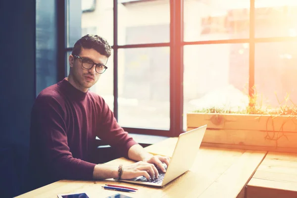 Retrato Hombre Profesional Que Desarrollador Anteojos Que Trabajan Creación Nuevos — Foto de Stock