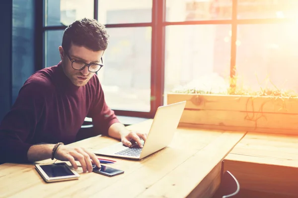 Desarrollador Profesional Concentrado Gafas Con Estilo Comprobando Notificación Teléfono Inteligente — Foto de Stock