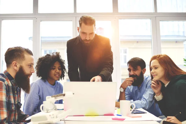 Yakışıklı iş coach eğitim webinar ders, çalışma grubu tarassut video üstünde laptop meslektaşları ile yaratıcı fikirler sunan profesyonel erkek lideri sırasında öğrencilerin farklı grup için gösterilen