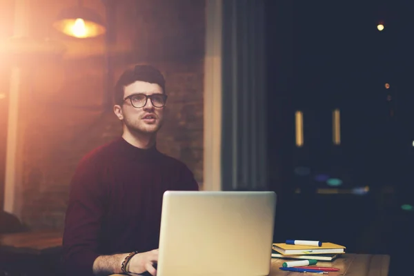 Nachdenklicher Gutaussehender Geschäftsmann Cooler Brille Der Über Kreative Ideen Für — Stockfoto