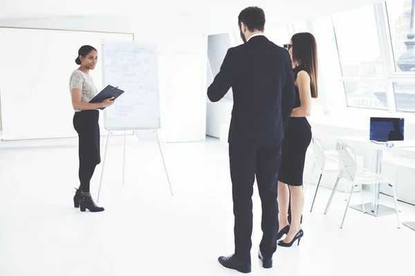 Usted Mujer Afroamericana Gerente Haciendo Discurso Para Los Colegas Que — Foto de Stock