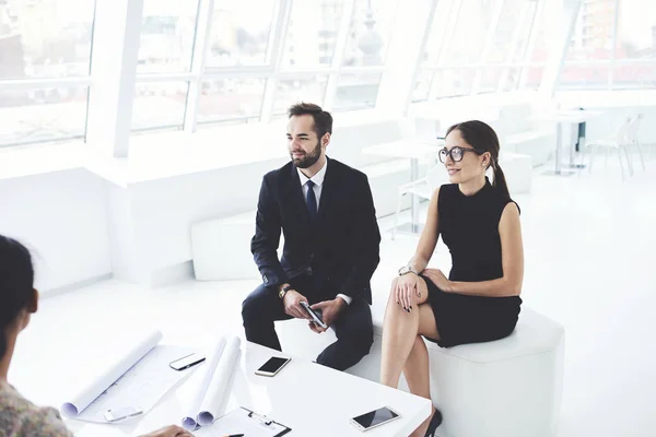 Professionelle Marketing Mitarbeiter Eleganter Kleidung Sitzen Besprechungstisch Mit Geschäftspartnern Und — Stockfoto