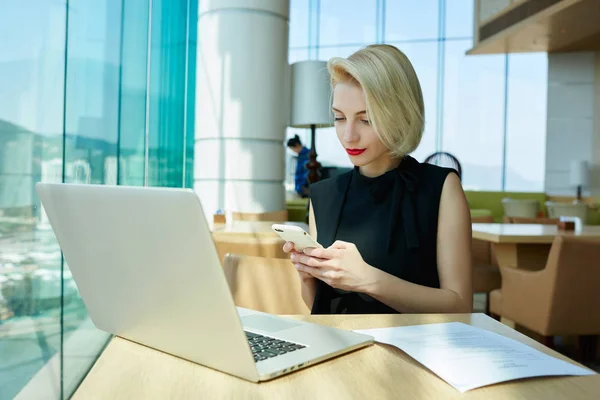 Welvarende Aantrekkelijke Formeel Gekleed Zakenvrouw Signaal Smartphone Terwijl Het Doen — Stockfoto