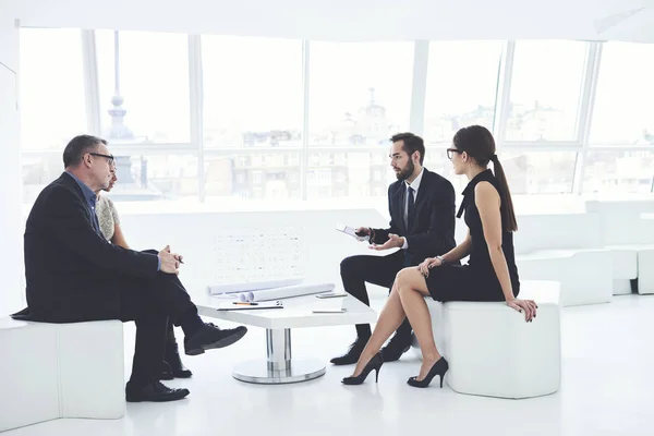 Parceiros Negócios Confiantes Comunicando Durante Parleys Explicando Opiniões Sentadas Contra — Fotografia de Stock