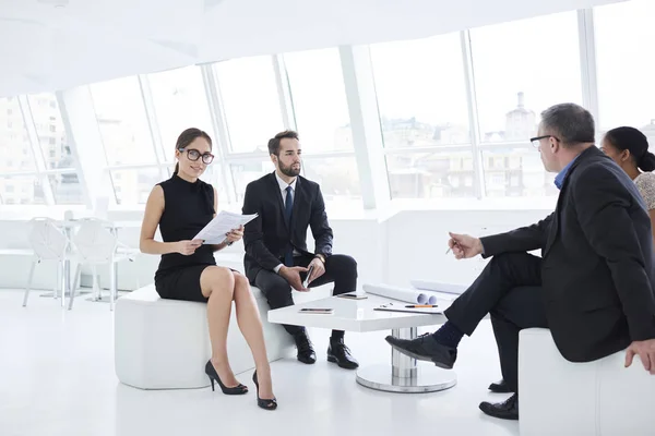 Emprendedoras Prósperas Discutiendo Detalles Cooperación Con Líderes Compañía Arquitectónica Revisando — Foto de Stock