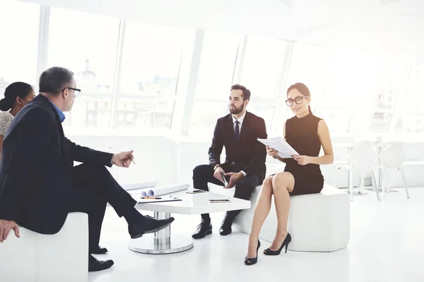 Propietarios Exitosos Empresa Hablando Mesa Reuniones Con Socios Negocios Comprobando — Foto de Stock