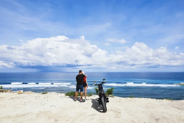 Visão Traseira Abraço Casal Romântico Desfrutar Paisagem Marítima Costa Perto — Fotografia de Stock