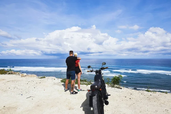 Casal Romântico Desfrutando Belas Paisagens Oceano Parando Durante Viagem Moto — Fotografia de Stock