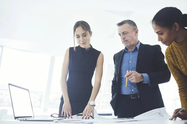 Vrouwelijke Architecten Maken Schetsen Samen Werken Met Volwassen Werkt Baas — Stockfoto