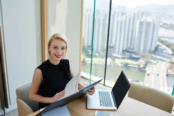 Portret Van Charmante Blonde Vrouwelijke Eigenaar Van Architectonische Bedrijf Controleren — Stockfoto