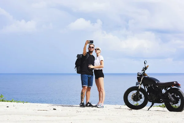 Mannelijke Vrouwelijke Toerist Zonnebril Selfie Oceaan Strand Met Smartphone Camera — Stockfoto