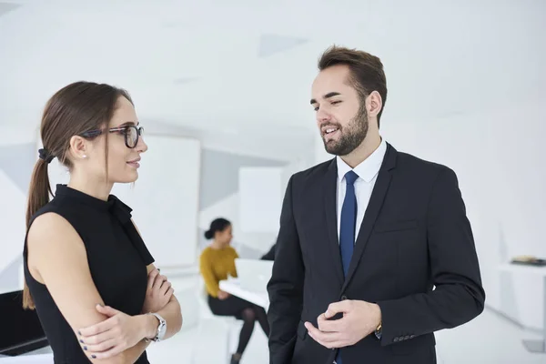 Professionelle Männliche Und Weibliche Kollegen Bei Freundlichen Gesprächen Über Arbeitspause — Stockfoto