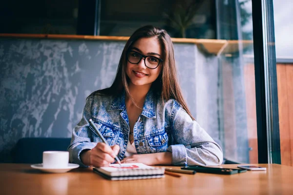 Portret Van Succesvolle Jonge Ontwerper Tekenen Schetsen Van Nieuwe Kleding — Stockfoto