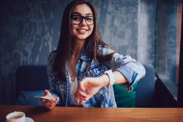 Retrato Media Longitud Una Joven Empresaria Positiva Gafas Ópticas Sentada — Foto de Stock