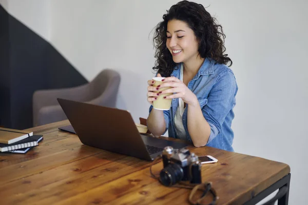 Pozytywne Brunette Młoda Kobieta Smaczne Kawy Rękach Siedząc Kawiarni Pomieszczeniu — Zdjęcie stockowe