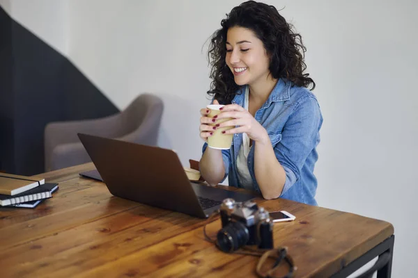 Mujer Joven Morena Positiva Con Sabroso Café Las Manos Sentado — Foto de Stock