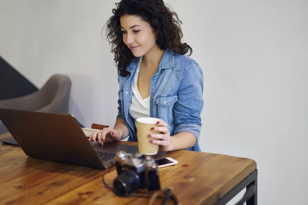 Sonriente Diseñador Creativo Con Café Mano Navegar Por Sitios Web — Foto de Stock