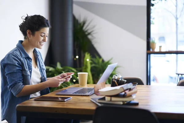 Positiva Ragazza Hipster Che Legge Messaggi Divertenti Sul Cellulare Mentre — Foto Stock