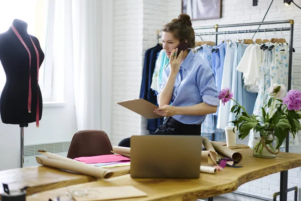 Konzentrierte Schneiderin Mit Mobiler Konversation Beim Schneidern Von Kleidung Showroom — Stockfoto