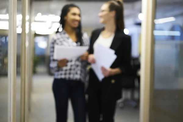 Collèges Féminins Déconcentrés Communiquant Sur Une Réunion Informelle Intérieur Bureau — Photo