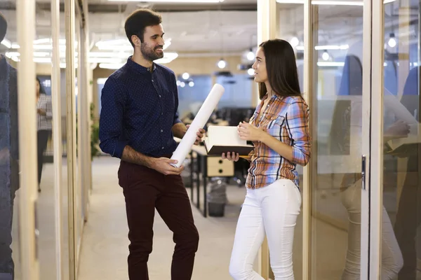 Colleghi Che Parlano Riunione Informale Ufficio Discutendo Programma Lavoro Insieme — Foto Stock