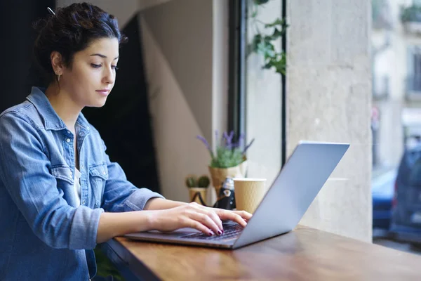 Female Copywriter Working Freelance Modern Computer Sitting Coffee Shop Beautiful — Stock Photo, Image