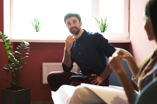 Guapo Empleado Barbudo Reflexionando Sobre Planificación Para Puesta Marcha Tomar — Foto de Stock