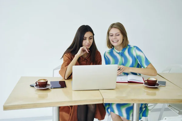 Muntre Kvinnelige Studenter Som Ser Film Laptop Nyter Fritid Sammen – stockfoto