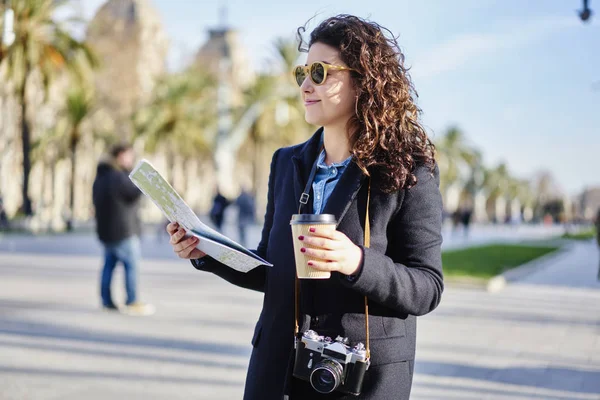 Mujer Joven Con Cámara Vintage Cuello Caminando Por Las Calles — Foto de Stock