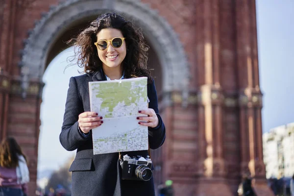 Viajante Encantadora Alegre Feminino Óculos Sol Moda Procura Pontos Turísticos — Fotografia de Stock