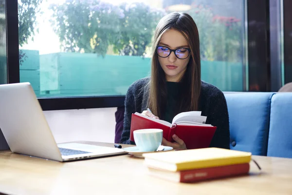 Inteligentnych Kobiet Student Brunetka Włosy Pisania Rekordy Notatniku Podczas Siedząc — Zdjęcie stockowe